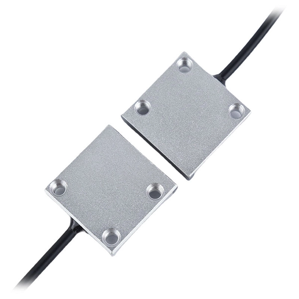 Grounding flat iron enters the main distribution box